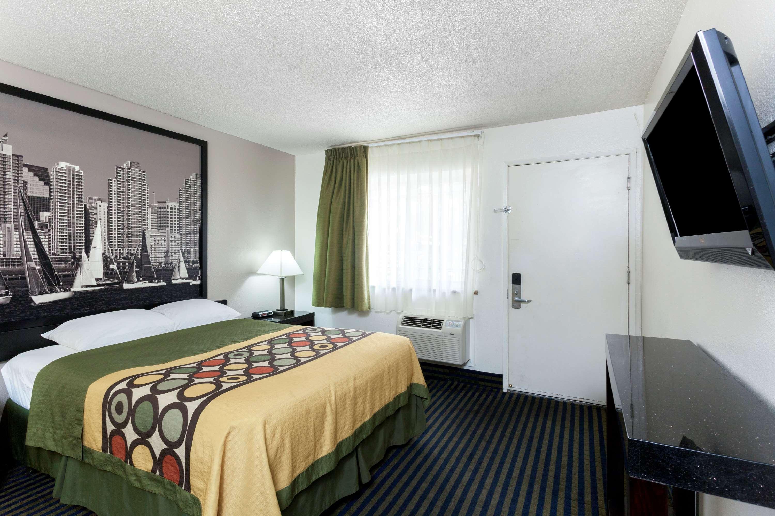 Hotel Super 8 By Wyndham Circle 2*