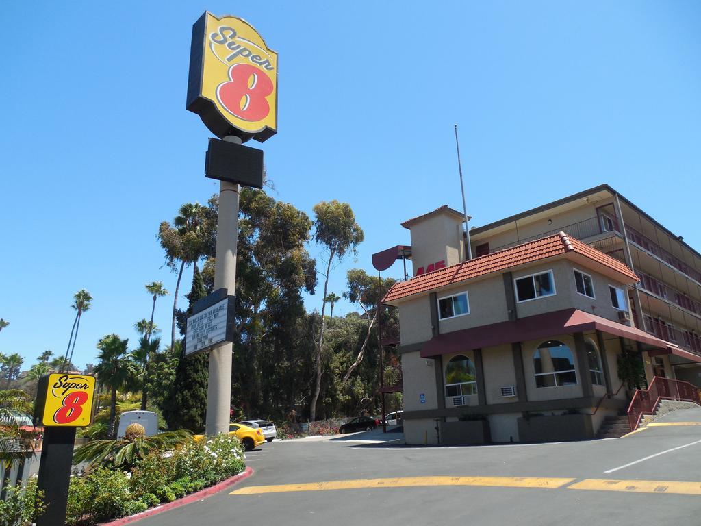 Super 8 By Wyndham Circle