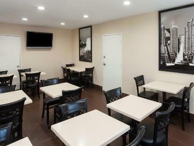 Super 8 By Wyndham Circle San Diego