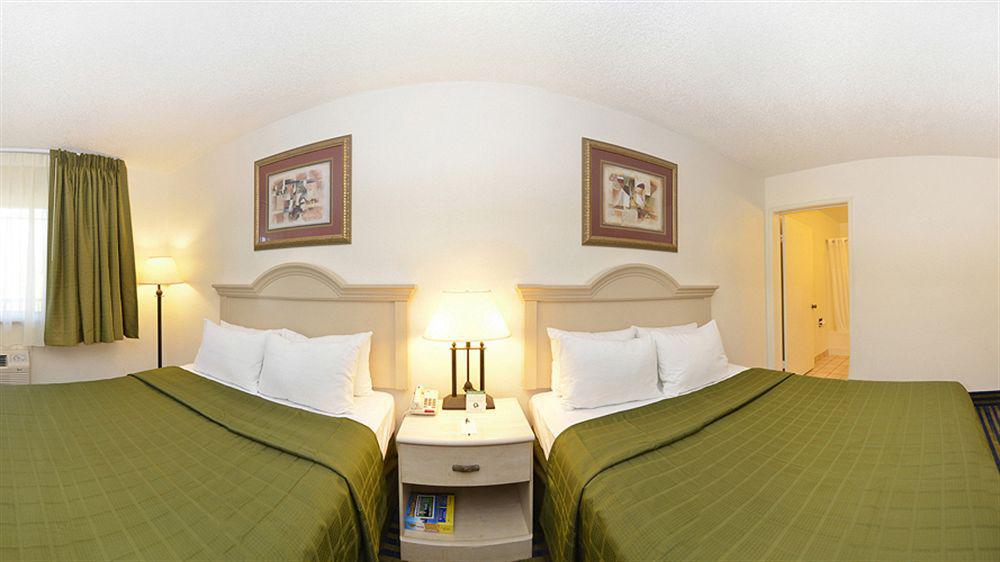 Super 8 By Wyndham Circle 2*